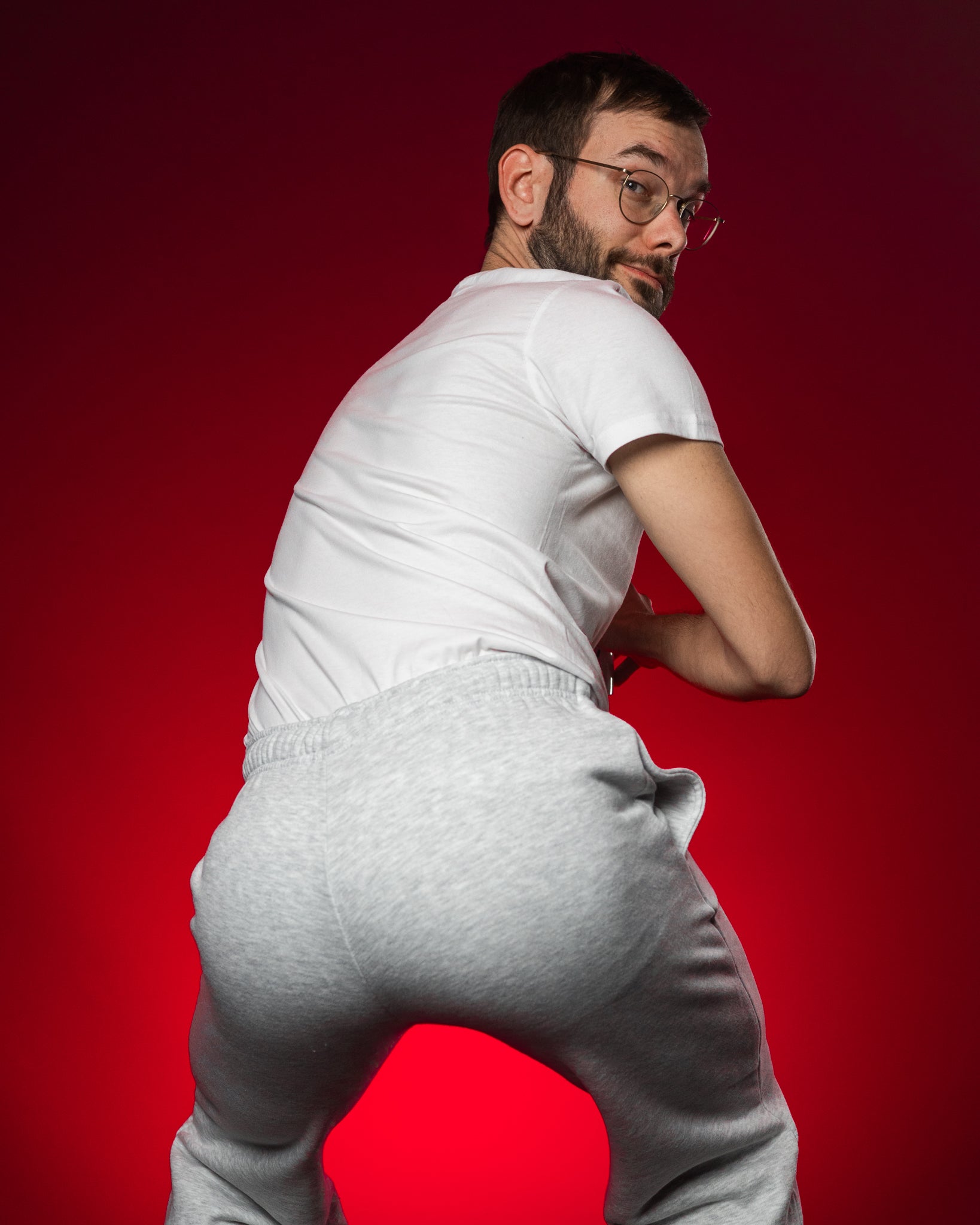 Hellgraue Jogginghose aus weichem Baumwollmix mit elastischem Bund und lockerem Schnitt. Das Material wirkt angenehm dehnbar und sorgt für hohen Tragekomfort. Die Rückansicht betont die bequeme Passform und zeigt, wie flexibel und alltagstauglich die Hose sitzt.