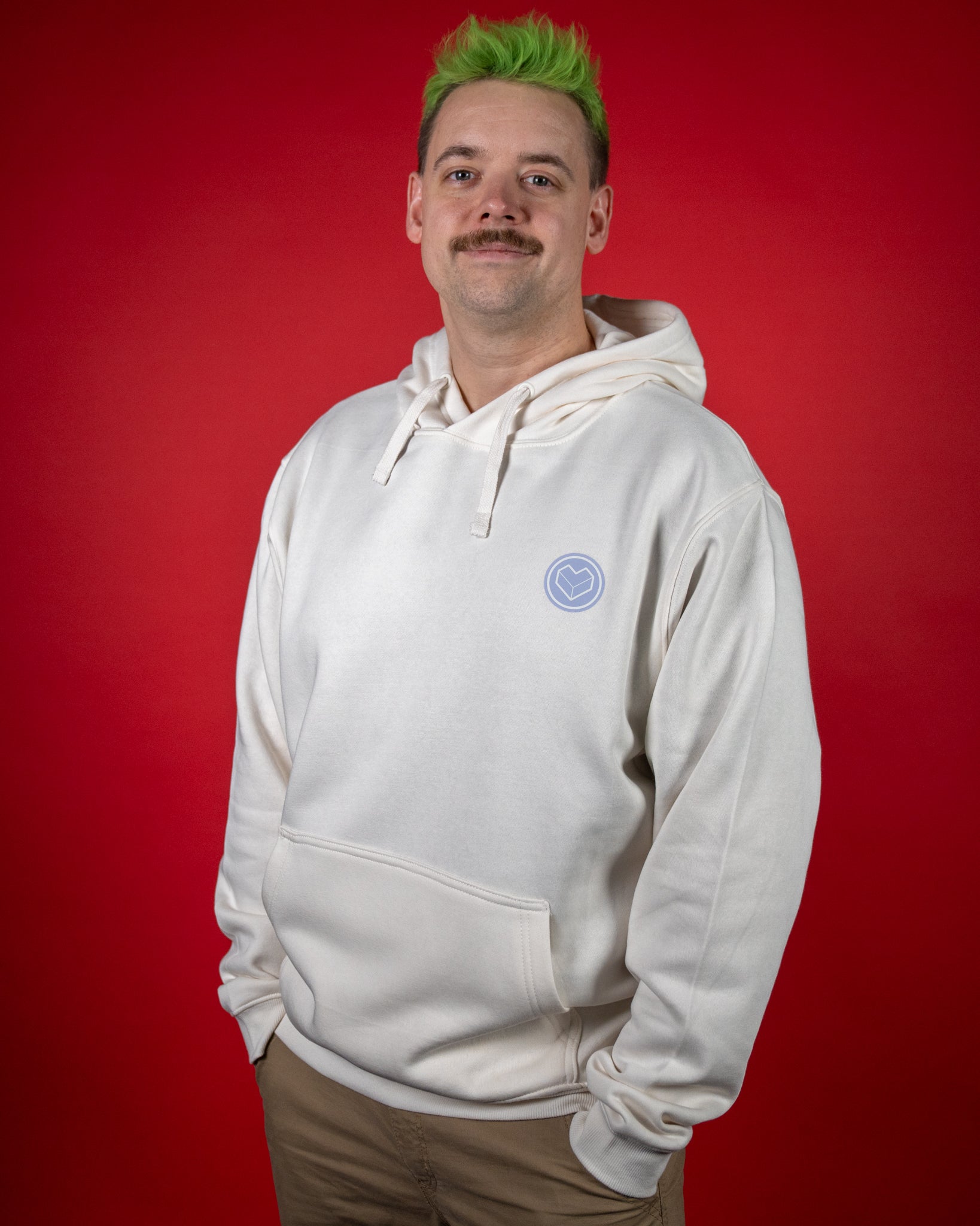 Off-White Hoodie mit dezentem Brustlogo in Hellblau. Das runde Logo zeigt ein geometrisches Herzsymbol. Der Hoodie besteht aus weichem, angenehm dickem Baumwollmaterial, hat eine Kängurutasche und eine Kapuze mit breiten Kordeln. Locker geschnitten und ideal für einen cleanen, modernen Streetwear-Look.