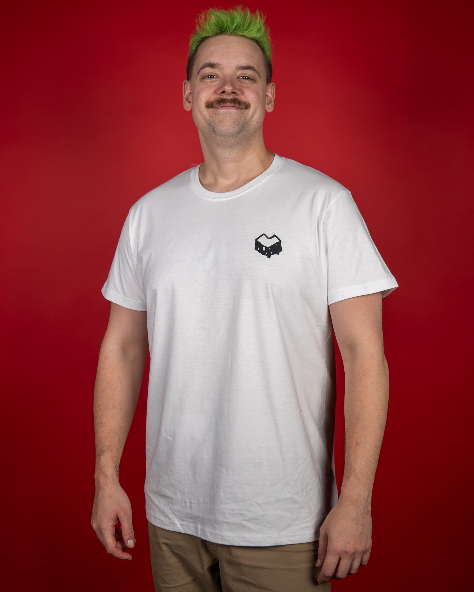 Weißes T-Shirt mit kleinem schwarzen Frontprint auf der linken Brust. Das Motiv zeigt das stilisierte „Loot für die Welt“-Logo in Form eines kantigen Herzsymbols, das wie aus einer Box herausragt. Das T-Shirt hat eine gerade Passform mit kurzen Ärmeln und rundem Halsausschnitt. Der Stoff wirkt glatt und sauber verarbeitet.