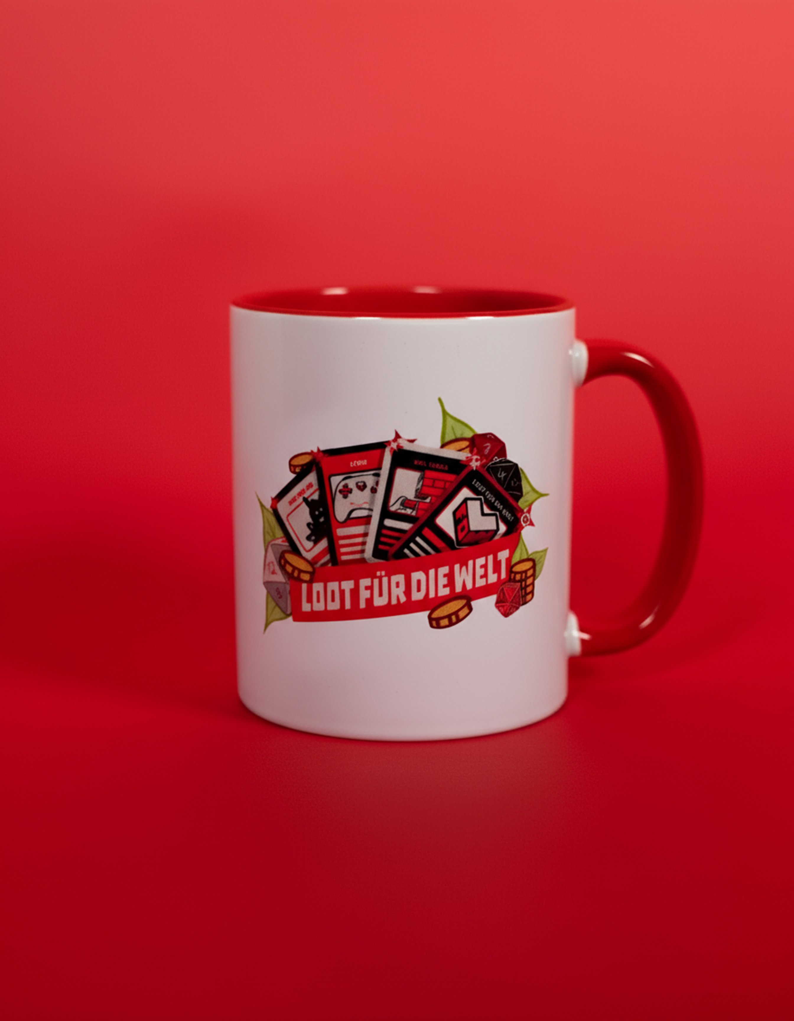 Weiße Keramiktasse mit rotem Henkel und roter Innenseite. Auf der Vorderseite befindet sich ein farbenfroher Print mit Spielkarten, Würfeln und Münzen sowie dem Schriftzug „LOOT FÜR DIE WELT“ in einem roten Banner. Das Design greift das Thema Gaming und Charity auf und verleiht der Tasse einen lebendigen, modernen Look.